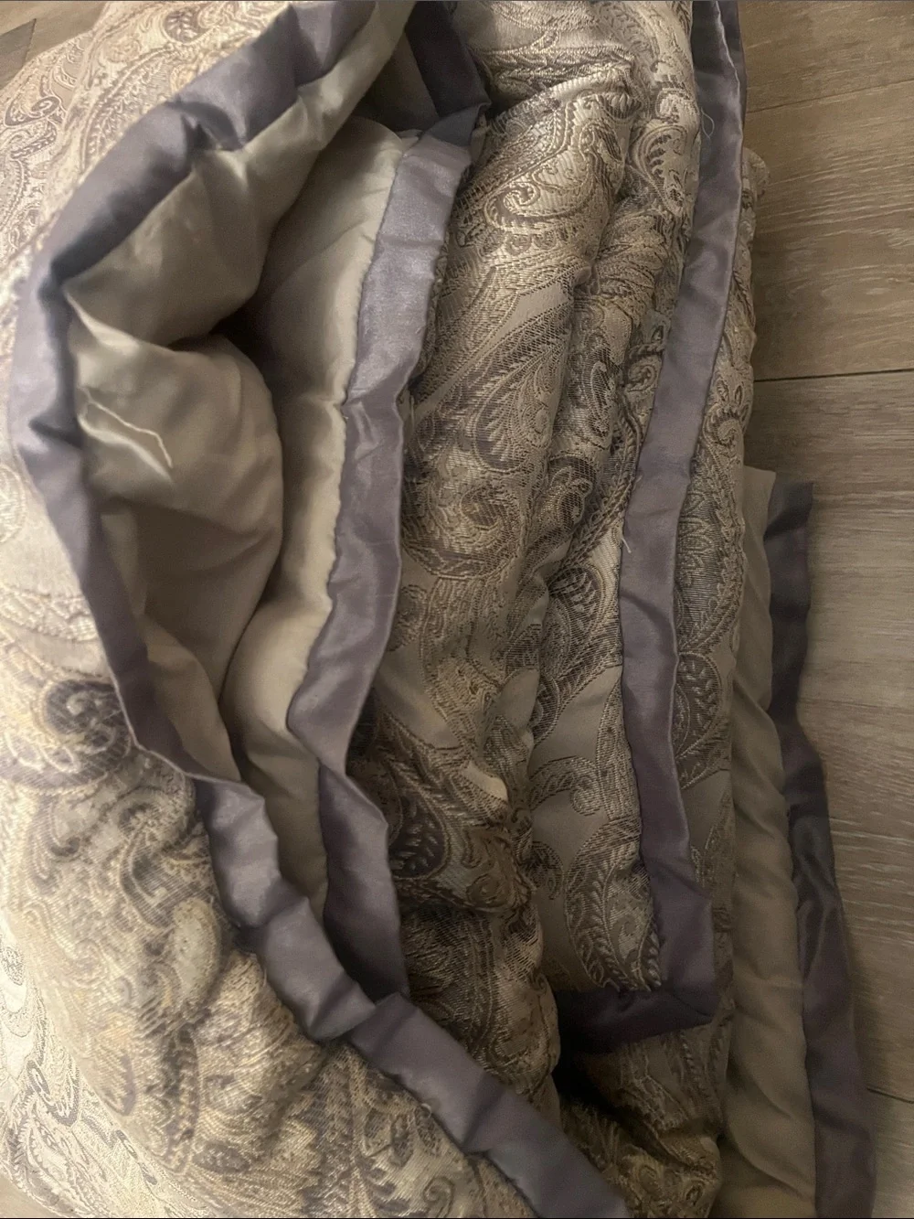 King size . Luxury Paisley Jacquard Duvet in Taupe and Ivory